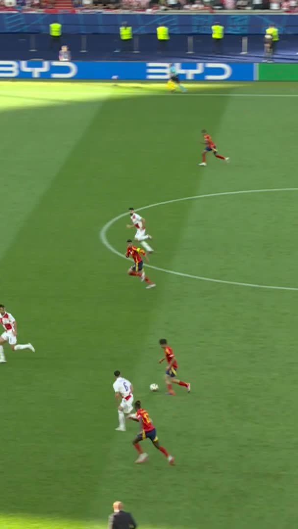 52’ - Avslutning av Lamine Yamal