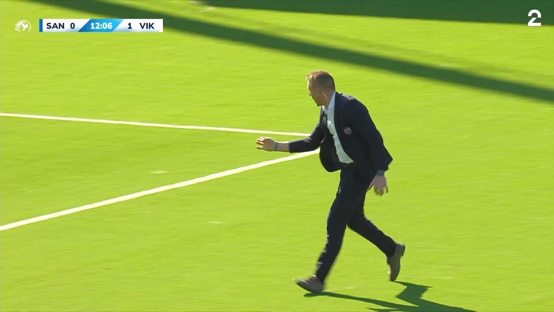 Plutselig springer han på banen
