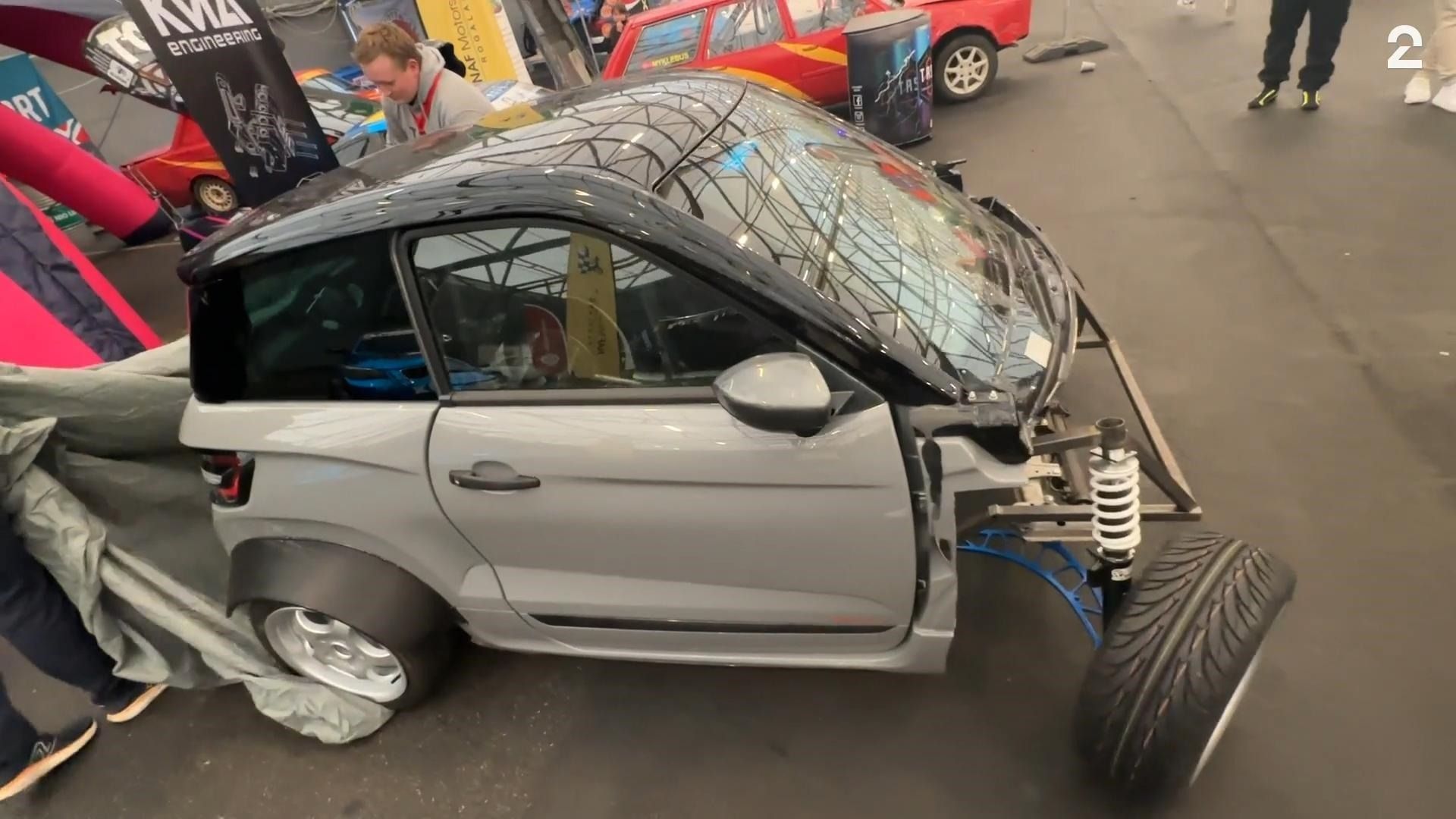 Verdenspremiere: Mopedbil med 400 hestekrefter!