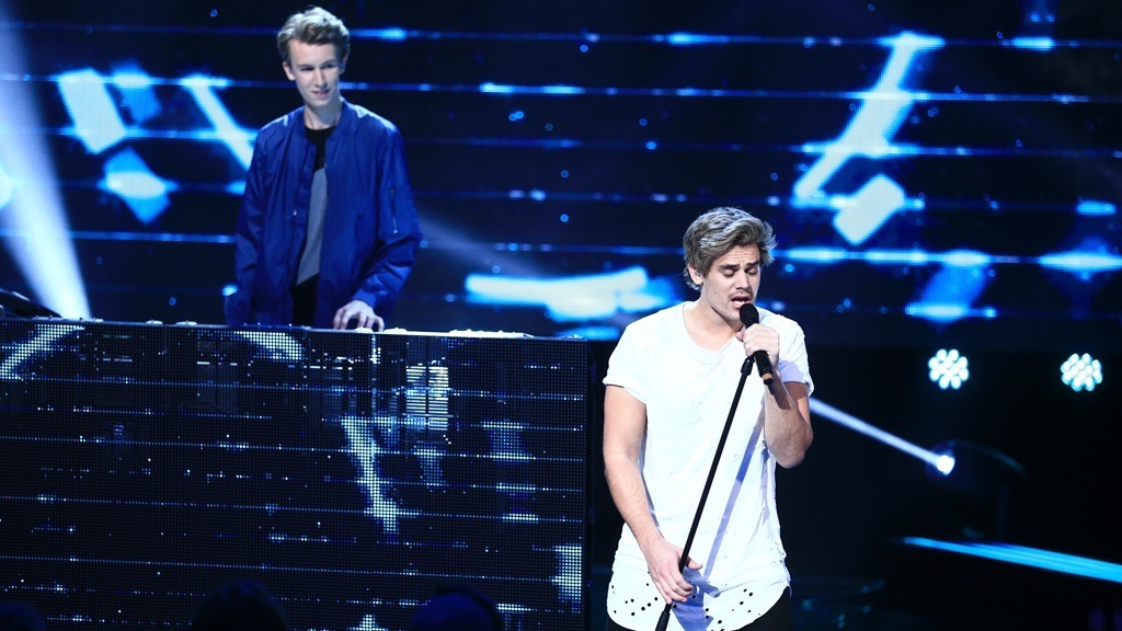Maybon synger sin versjon av Minor Majoritys «Supergirl» i tredje The Stream-live