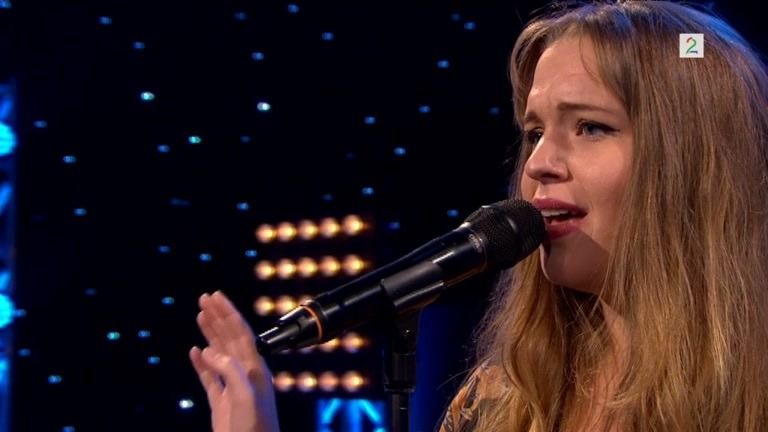 kine-cecilie-s-lorentzen-7479-synger-solo-i-idol