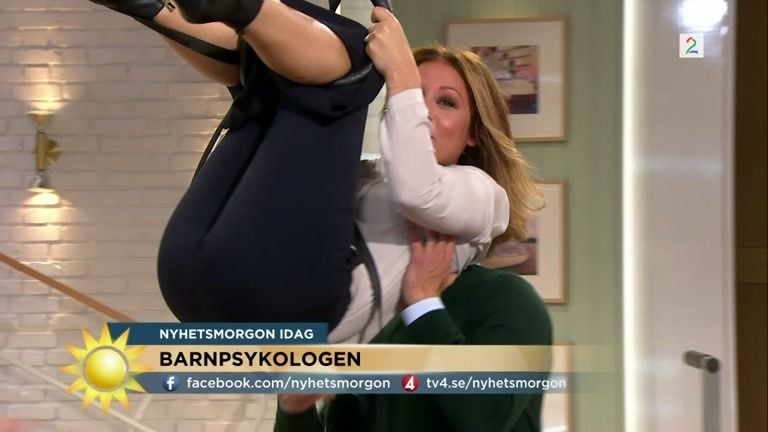 Får latterkick av rumpetabbe på direkten