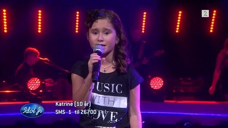 Katrine synger «Tomorrow Never Dies» i Idol Junior