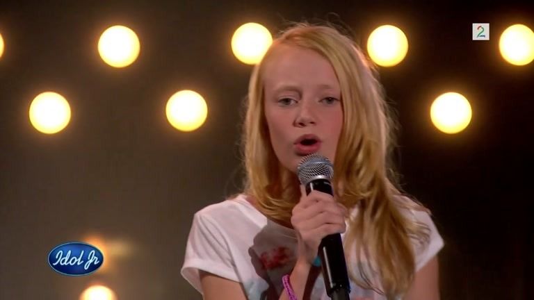 Frida (12) synger i semifinalen i Idol Junior