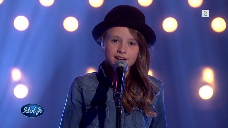 Milla (10) synger i semifinalen i Idol Junior