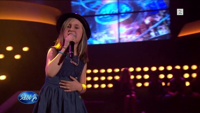 Ida (10) synger i semifinalen i Idol Junior
