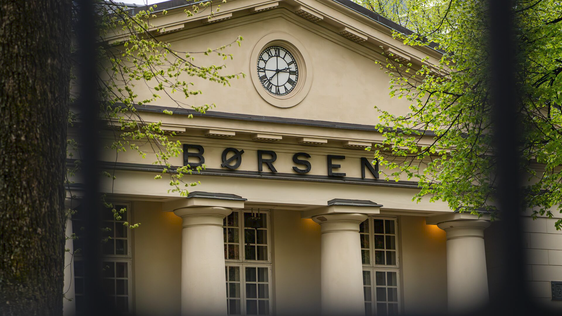 Shakeb Syed er klar på at man ikke skal vende kappen etter vinden i aksjemarkedet